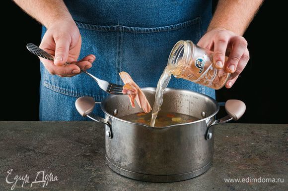 Добавьте в суп консервированного тунца ТМ «Капитан Вкусов». Варите до готовности картофеля.