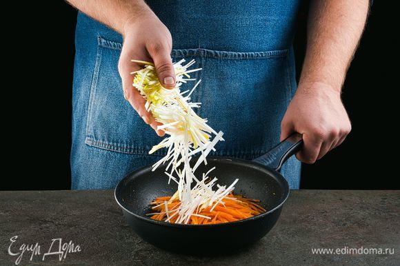 Обжарьте в сковороде морковь и лук-порей.