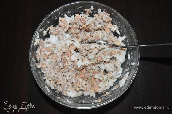 Добавить к сайре отварной рис и масло из консервы. Рыба уже содержит достаточное количество соли, поэтому попробуйте начинку и при необходимости досолите по вкусу.