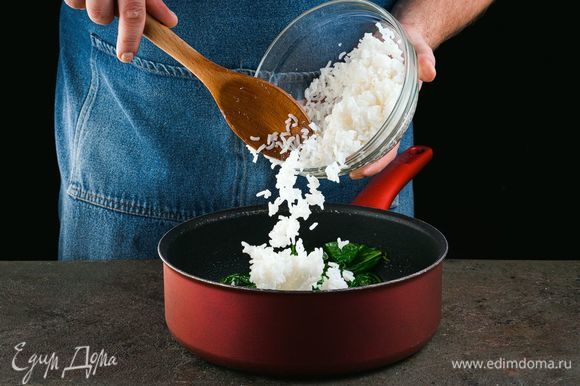 Добавьте рис и тушите, помешивая, 3 минуты.