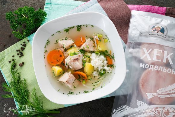 Разлейте суп по тарелкам и посыпьте сверху мелко нарезанной зеленью.