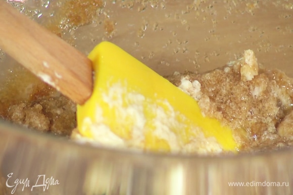 В глубокую миску насыпать сахар, добавить мягкое сливочное масло, куриные яйца, соль. Растереть все до однородной консистенции с помощью лопатки.