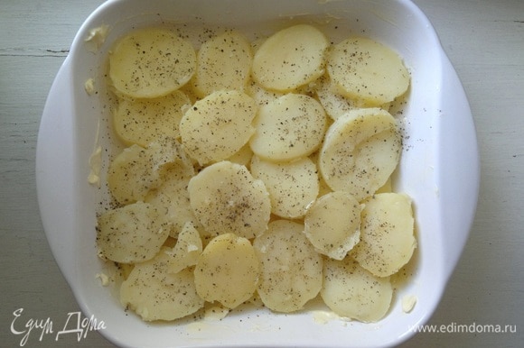 Выложить в форму кружки картофеля, слегка посыпая солью и перцем.