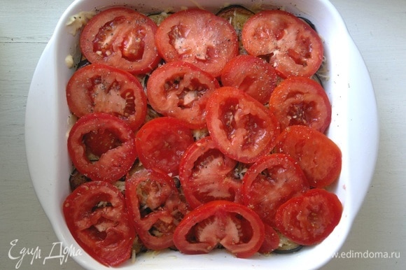 Выложить кружки помидоров в форму.