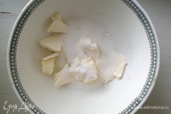 Маргарин заранее достать из холодильника. Размягченный маргарин растереть с сахаром, солью и ванилином.