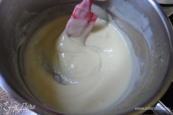 Молоко доведите до кипения и добавьте ваниль или ванильный сахар (ванильную эссенцию). Уберите с огня. Желтки отделите от белков и взбейте с 4 ст. л. сахара в пышную пену. Продолжая взбивать, добавьте муку. Взбитые желтки влейте тонкой струйкой в горячее молоко, постоянно помешивая венчиком. Полученную массу вновь поставьте на огонь и на медленном огне, помешивая, готовьте до загустения.