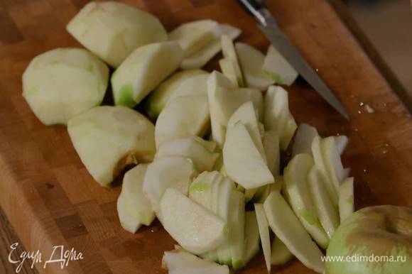 Яблоки очистить от кожуры и, удалив сердцевину, нарезать тонкими дольками.