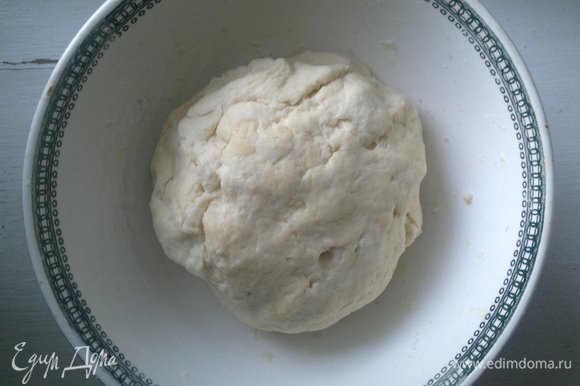 Собрать тесто в шар, накрыть пищевой пленкой и поставить в холодильник на 1 час.