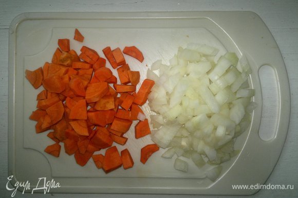 Для начинки лук и морковь почистить, вымыть, обсушить, нарезать кубиками.