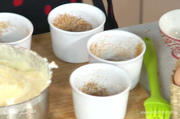 Формочки для выпекания смазать растопленным сливочным маслом и посыпать коричневым сахаром.