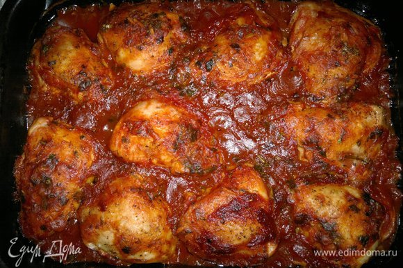 По истечении времени куриные бедра в томатной заливке готовы. Достать их из духовки.