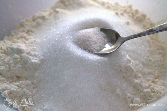 Сахар (в оригинале 150 г) и ваниль.