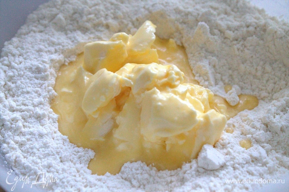 Масло или маргарин достать заранее или слегка размягчить в микроволновке.