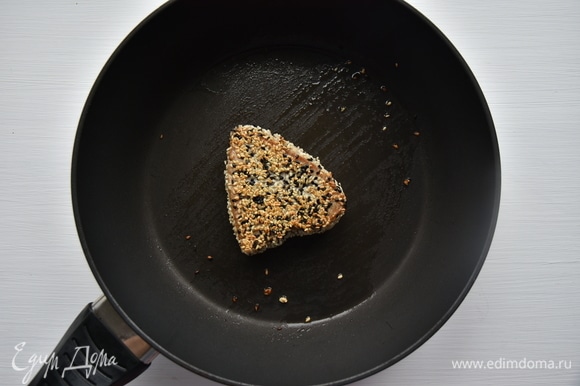 В сковороде разогреть немного растительного масла и обжарить филе на среднем огне по 1 минуте с двух сторон.