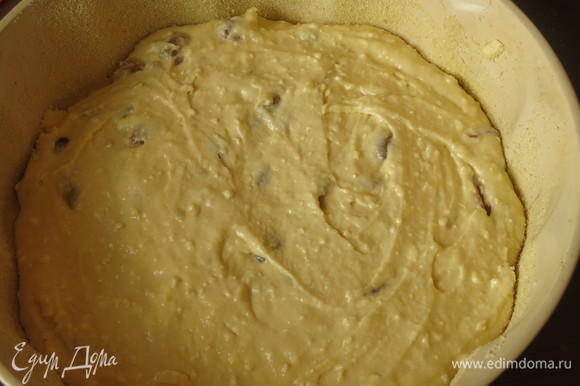 Выливаем тесто в смазанную маслом и посыпанную манкой форму. Выпекаем 40 минут при 180°C.