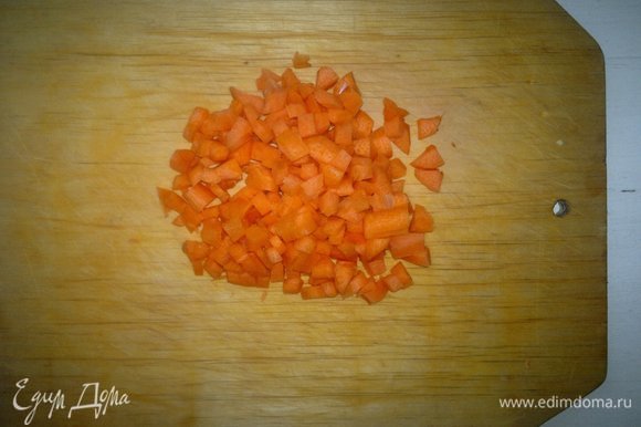 Морковь очистить от кожуры, вымыть, обсушить, нарезать кубиками.