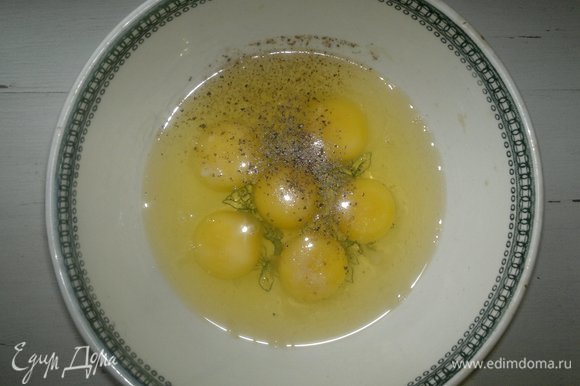 Яйца разбить в миску, посолить и поперчить, взбить венчиком.