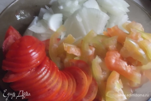 Лук, перец, помидор нарезать. Выложить в кипящую воду, добавить соль. Кипятить на медленном огне 5 минут.