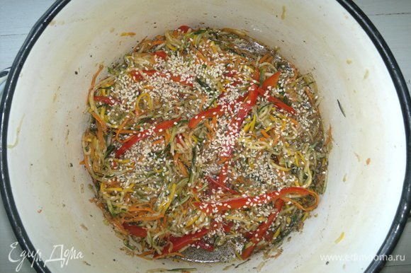 Высыпать семена кунжута в кастрюльку с салатом. Поставить в холодильник на несколько часов или на ночь.