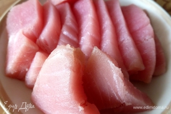 Филе тунца нарезать на тонкие кусочки.
