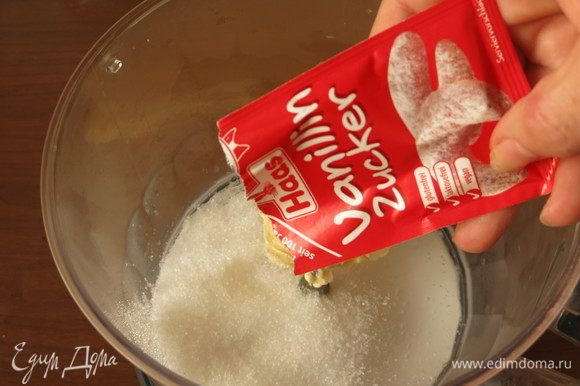 Соединяем масло сливочное и сахар для франжипана, насыпаем ванильный сахар.