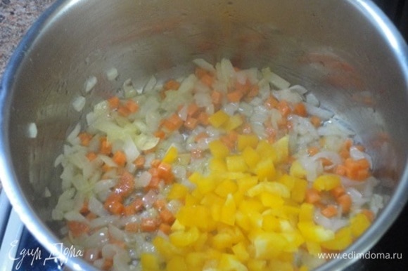 Лучше сразу взять кастрюлю с толстым дном и в ней обжарить овощи: вначале лук, затем добавить морковь с перцем.