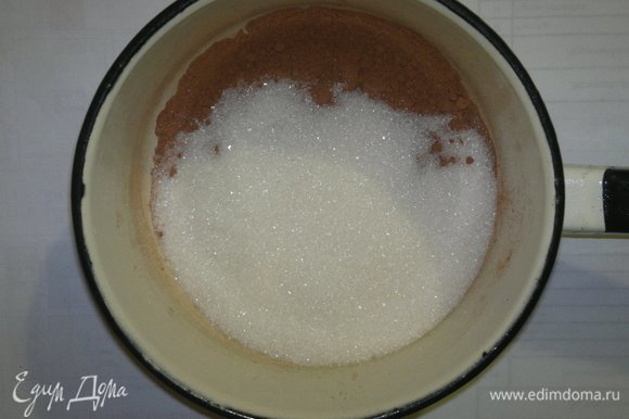 Для глазури соединить сахар и порошок какао, перемешать.