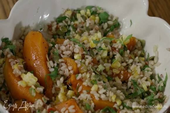 Добавить к рису тыквенные семечки, зерна кукурузы и кусочки запеченной тыквы.