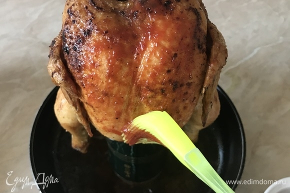 Жарить курицу до готовности, где-то 50–60 минут.
