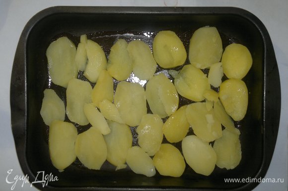 Картофель нарезать ломтиками и выложить в смазанную растительным маслом форму.