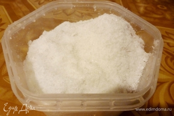 На дно контейнера насыпать соль высотой 0,5 см. Положить тунца и засыпать солью так, чтобы она покрывала кусок со всех сторон.