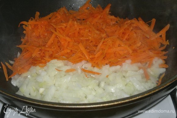 В сковороде разогреть масло и обжарить лук с морковью до золотистого цвета.