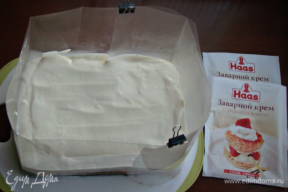 Остывший ванильный крем Haas выложить равномерным слоем на бисквит и поставить в холодильник для застывания.