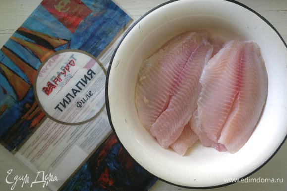 Филе тилапии ТМ «Магуро» разморозить в холодильнике в течение 6–7 часов. Рыбу промыть, обсушить бумажным полотенцем.