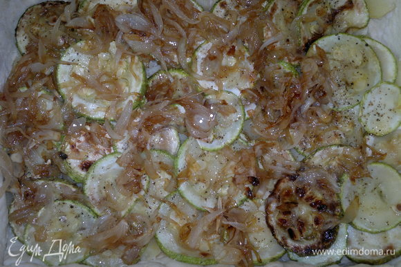 На картофель выложить кабачки и обжаренный лук, немного посолить и поперчить.