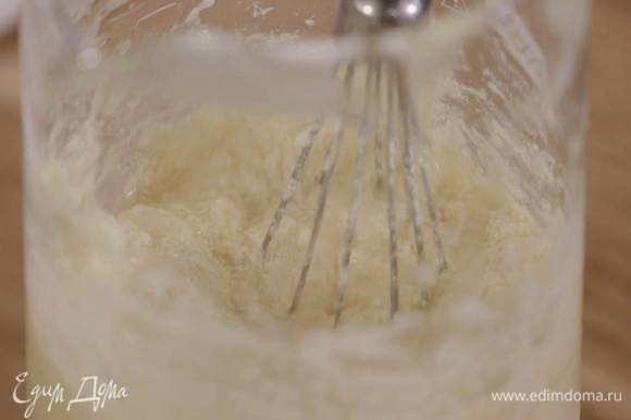Приготовить тесто: предварительно размягченное сливочное масло с оставшимся сахаром взбить блендером с насадкой-венчиком, чтобы масса слегка посветлела, затем по одному ввести яйца, каждый раз тщательно взбивая.