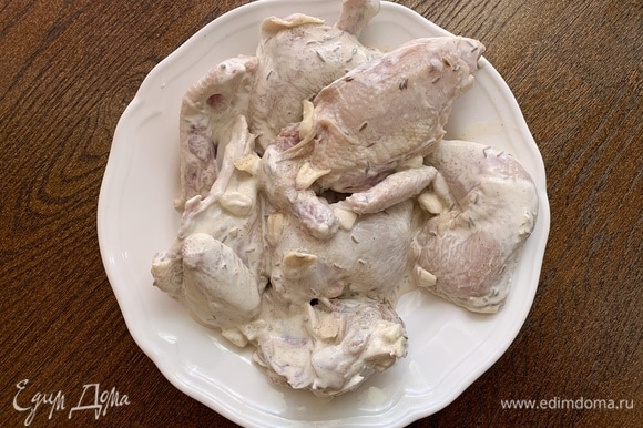 Цыплят разрезаю на порционные кусочки. Делаю соус: смешиваю сливки, сметану, соль, тмин, джем, очищенные дольки чеснока; хорошо все перемешиваю и добавляю вино. Промазываю цыплят соусом.