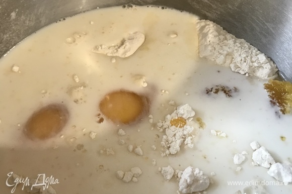 Влить в муку теплое молоко, добавить яйца, соль и мед.