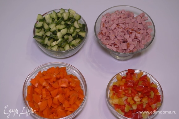 Нарезаем кубиками огурцы, отварную морковь, сладкий перец и колбасу.