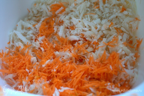 Редьку натереть крупно, морковь — на мелкой терке (все рекомендации от мужа).
