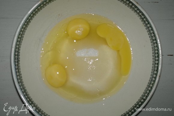 Яйца соединить с сахаром, ванилином, солью. Взбить.