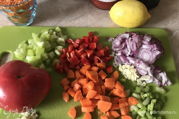 Лук, чеснок, морковь, болгарский перец, сельдерей нарезать кубиками. С помидора снять кожицу и тоже нарезать или размять вилкой.
