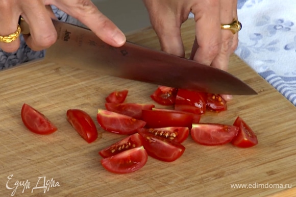 Нарезать помидоры, положить в миску.