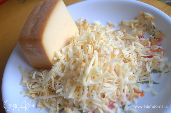 Сыр копченый (можно любой) натереть на средней терке.