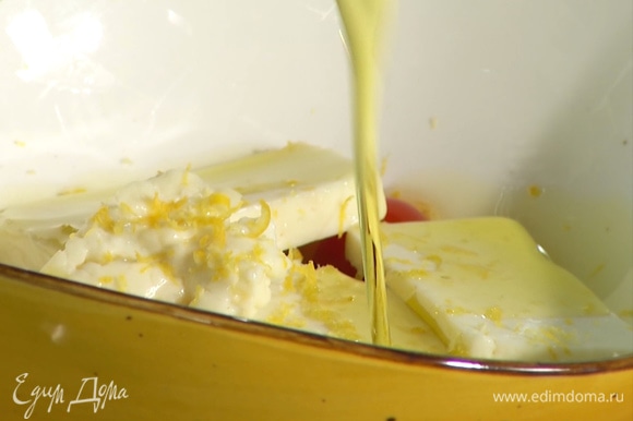 Овечий сыр нарезать толстыми пластинами, добавить в миску к помидорам. Туда же натереть цедру лимона, добавить оливковое масло, все перемешать.