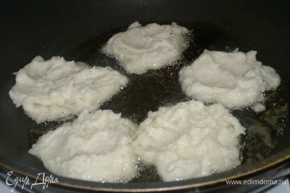 В сковороде разогреть растительное масло. Ложкой выложить в сковороду капустную массу в форме оладий.
