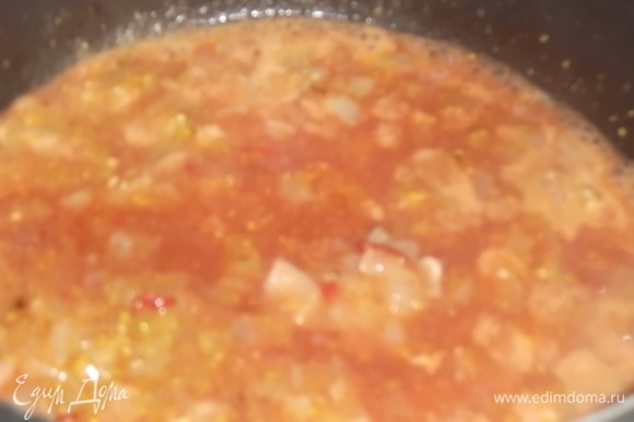 Влить томатный сок. Можно заменить водой или разведенной томатной пастой. Тушить под крышкой 1–2 минуты.