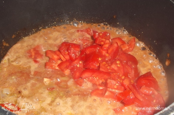 Добавить помидоры, соль, перец, хмели-сунели. Под крышкой тушить 3–4 минуты.