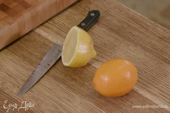 Цедру одного лимона натереть на мелкой терке, из полутора лимонов выжать сок.