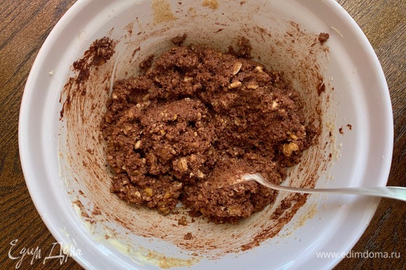 Соединить измельченное печенье с шоколадом, масляным кремом. Хорошо перемешать, добавить орехи, ложку эспрессо.